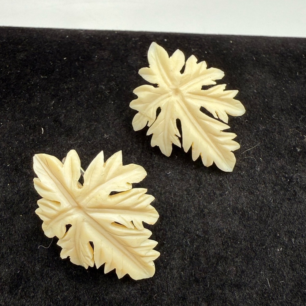 Vintage Japan Carved Leaf Clip-On Earrings – Ivory Lucite/Plastic